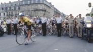 Erik Breukink in de gele trui tijdens de Tour de France