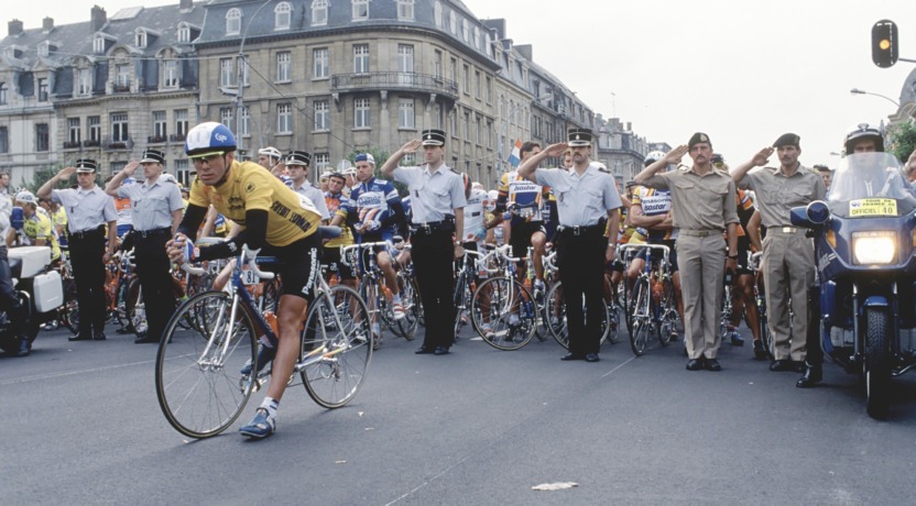 Erik Breukink in de gele trui tijdens de Tour de France