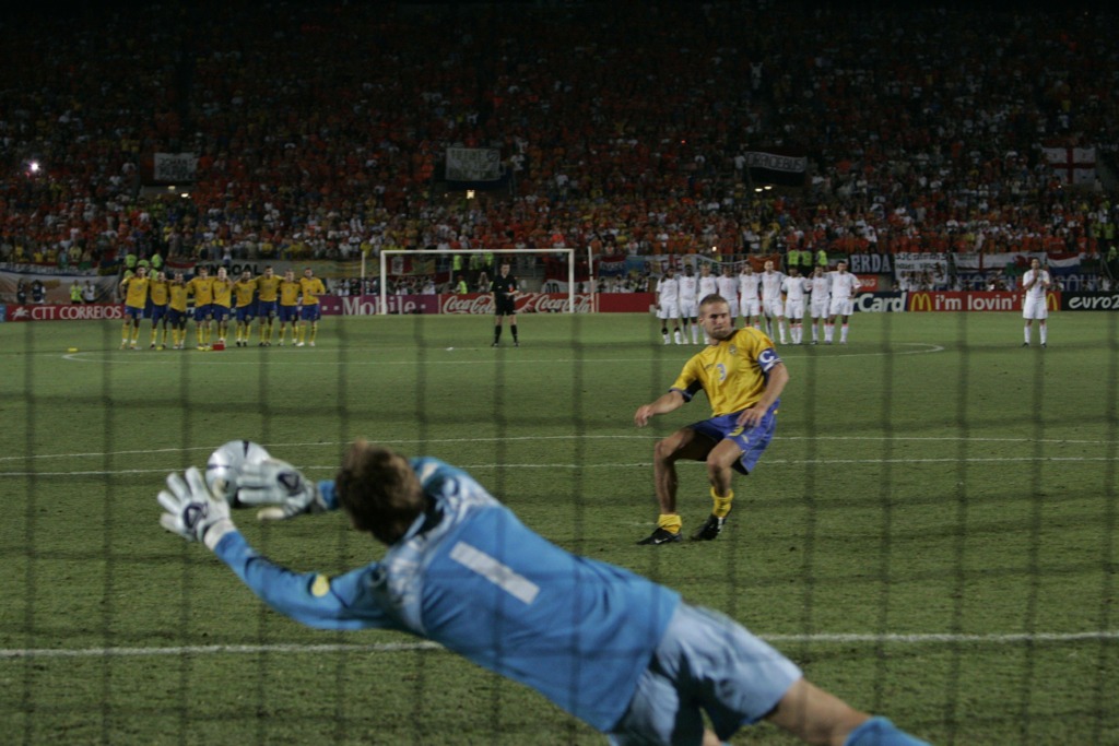 Edwin van der Sar stopt de penalty van Mellberg op het EK 2004.