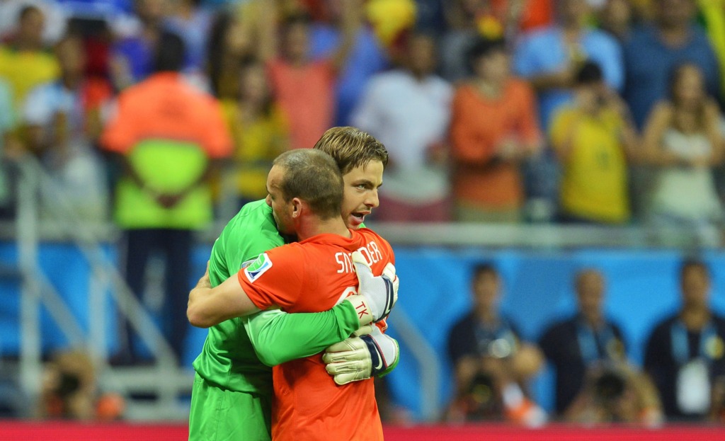 Keeper Tim Krul en Wesley Sneijder tijdens Nederland-Costa Rica op het WK voetba