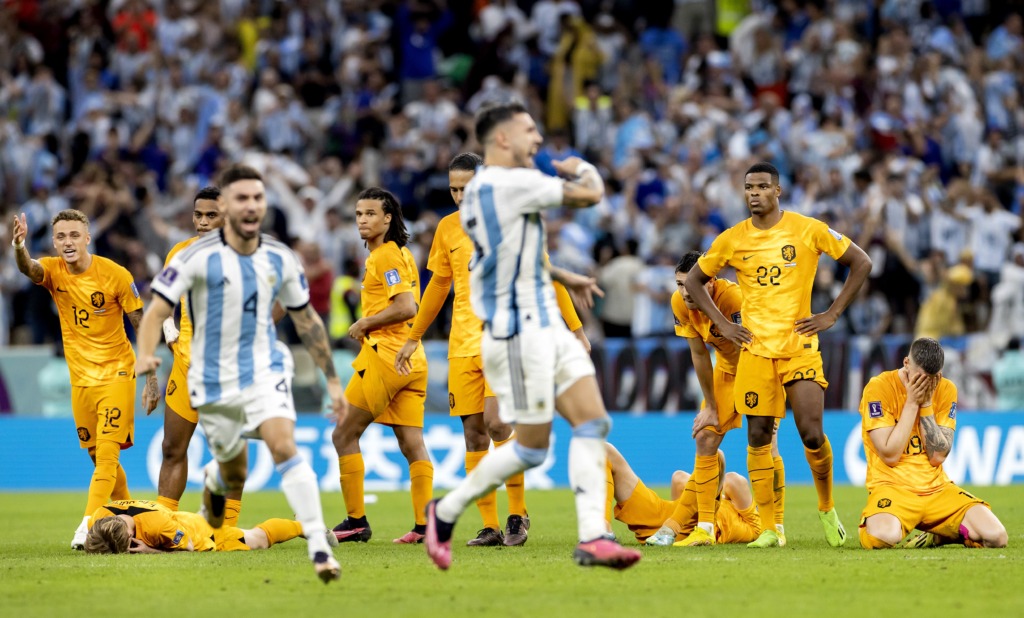 Noa Lang of Holland, Frenkie de Jong of Holland, Jurrien Timber of Holland, Nathan Ake of Holland, Virgil van Dijk of Holland, Teun Koopmeiners of Holland, Steven Berghuis of Holland, Denzel Dumfries of Holland en Wout Weghorst of Holland na afloop van de FIFA World Cup Qatar 2022 kwartfinale wedstrijd tussen Nederland en Argentinie in het Lusail Stadion op 9 december 2022 in Al Daayen, Qatar.