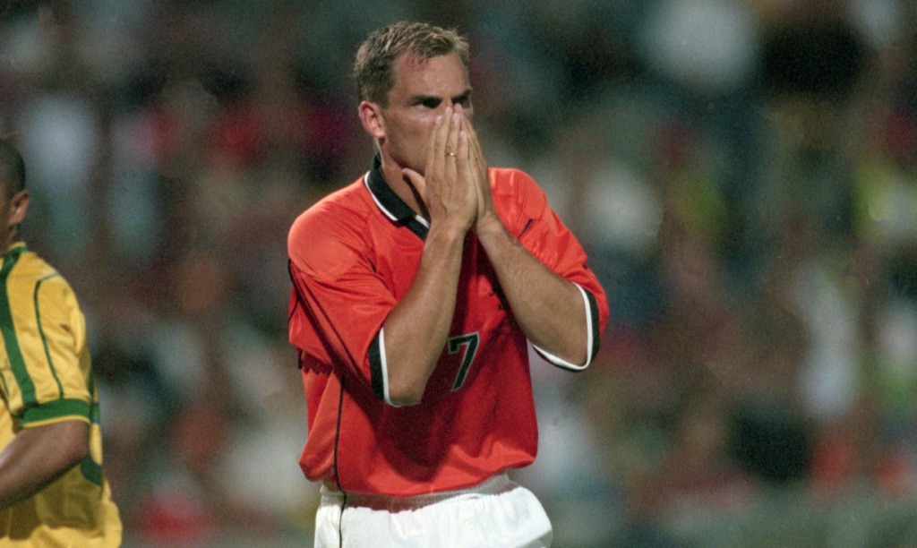 Ronald de Boer baalt na zijn gemiste strafschop op het WK in 1998 tegen Brazilië