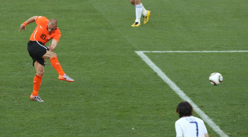 Welsey Sneijder scoort tegen Japan op het WK van 2010.