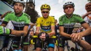 Christopher Froome (M) in de gele trui van de Tour de France met Laurens ten Dam (L) en Bauke Mollema aan de start van de Ronde van Stiphout.