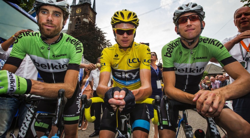 Christopher Froome (M) in de gele trui van de Tour de France met Laurens ten Dam (L) en Bauke Mollema aan de start van de Ronde van Stiphout.