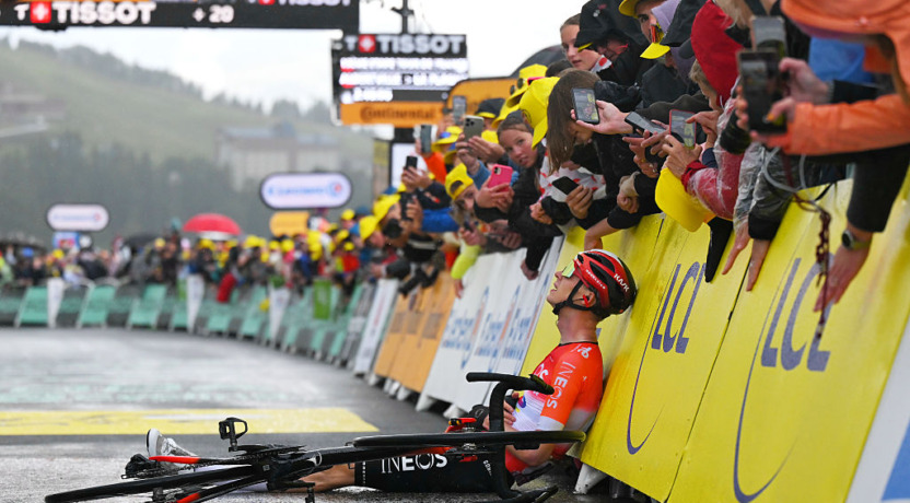 Thymen Arensman na zijn overwinning op La Plagne.
