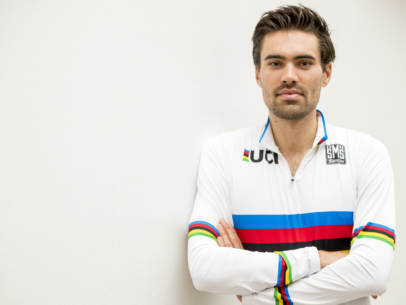 Tom Dumouli poseert in de regenboogtrui