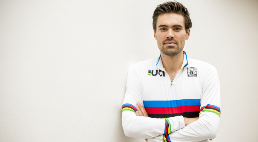 Tom Dumouli poseert in de regenboogtrui