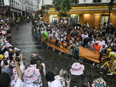 Wout van Aert laat Tadej Pogacar zijn hielen zien op de Montmartre