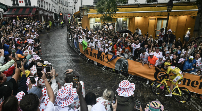 Wout van Aert laat Tadej Pogacar zijn hielen zien op de Montmartre