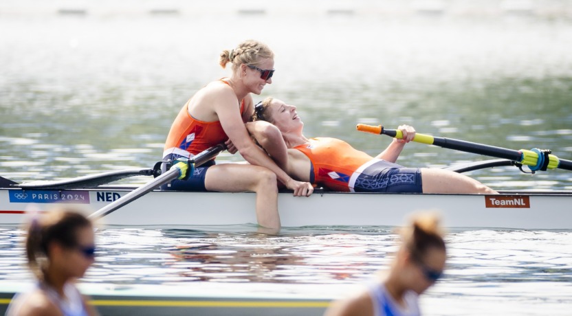 Ymkje Clevering en Veronique Meester winnen een gouden medaille tijdens de finale twee (v) op het olympisch roeitoernooi
