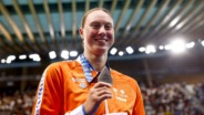 Milou van Wijk met haar zilveren medaille op het EK langebaan in Parijs.