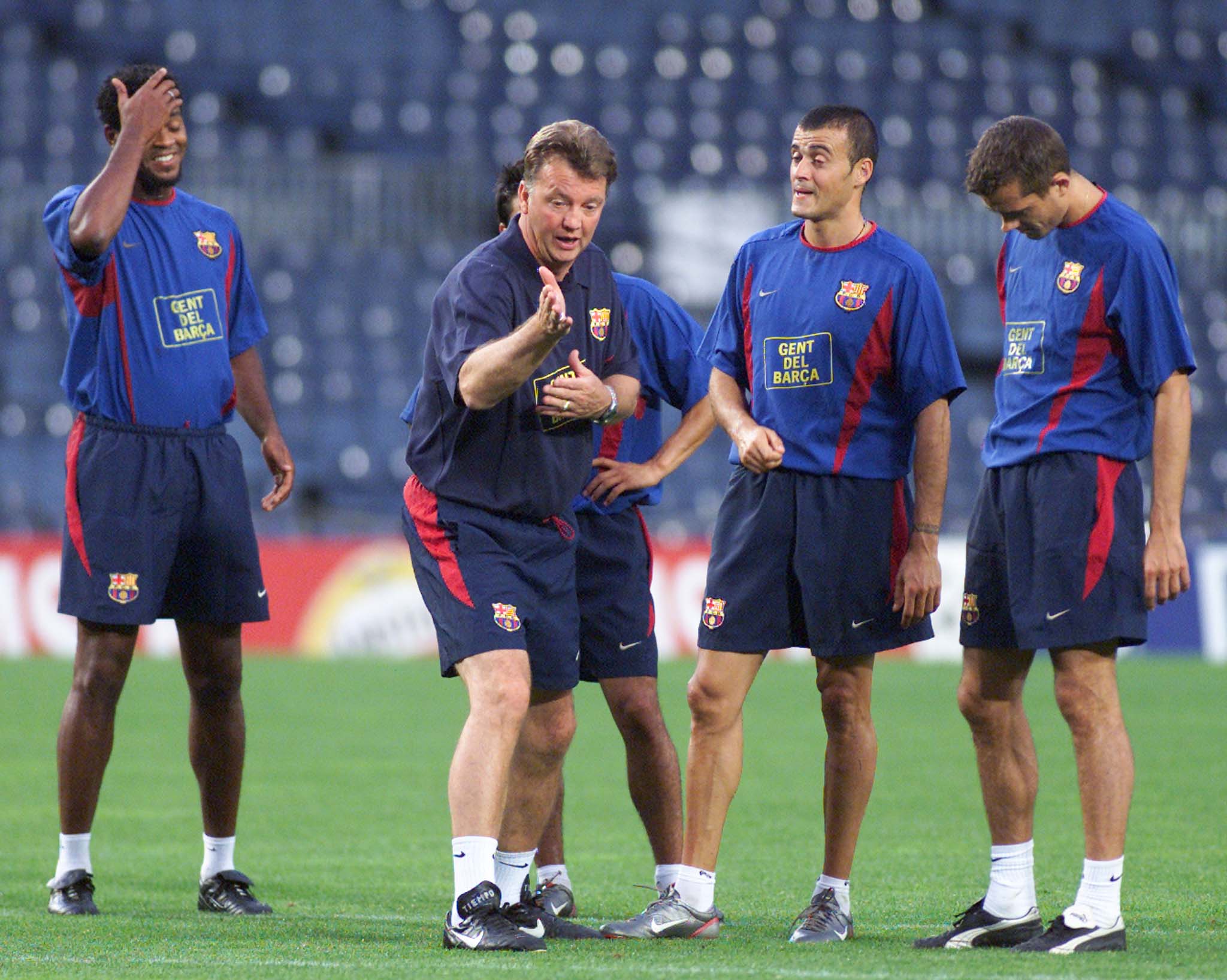 trainer Louis van Gaal en spelers van Barcelona waaronder Phillip Cocu 