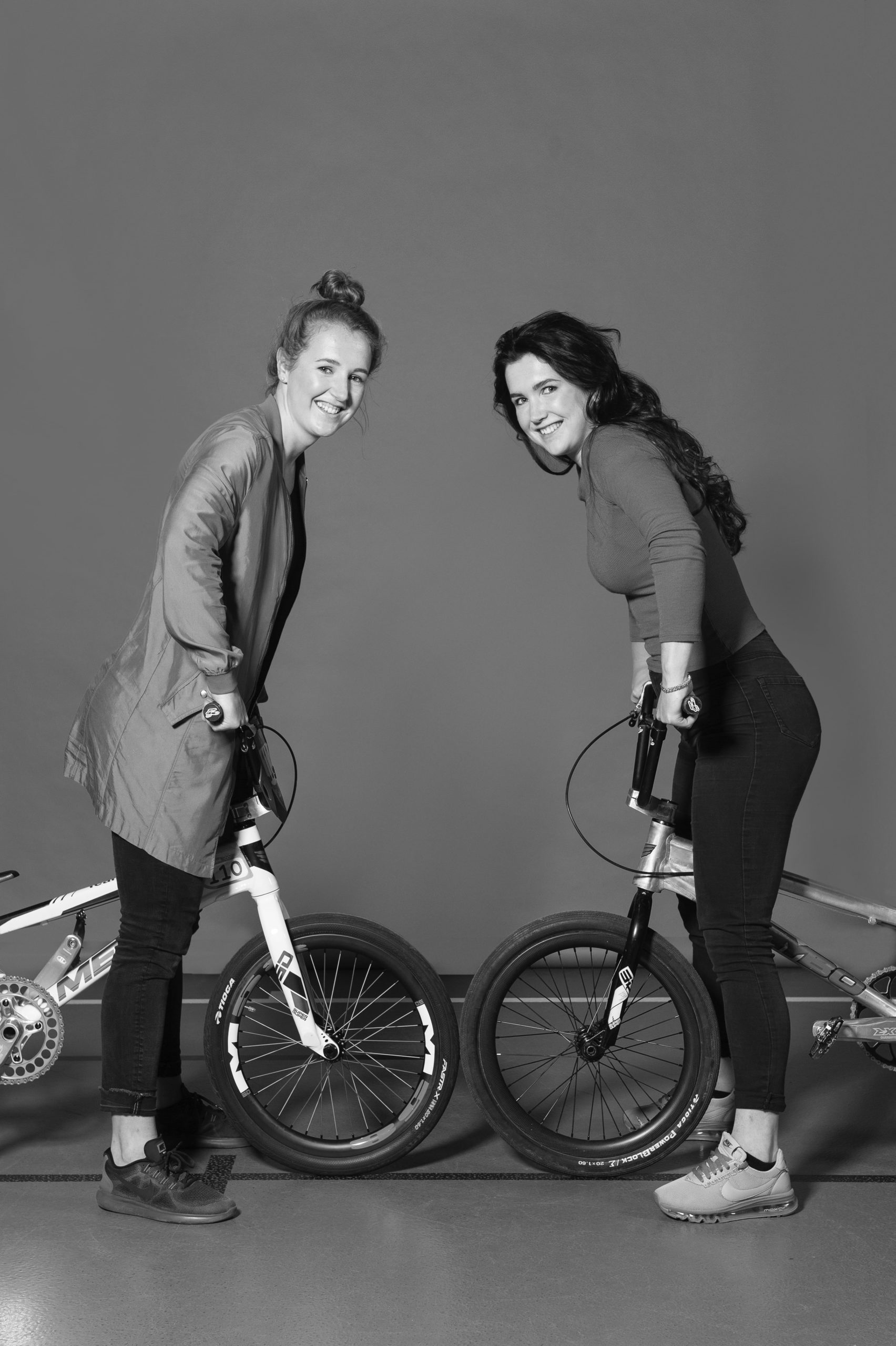 Laura & Merel Smulders met BMX fietsen